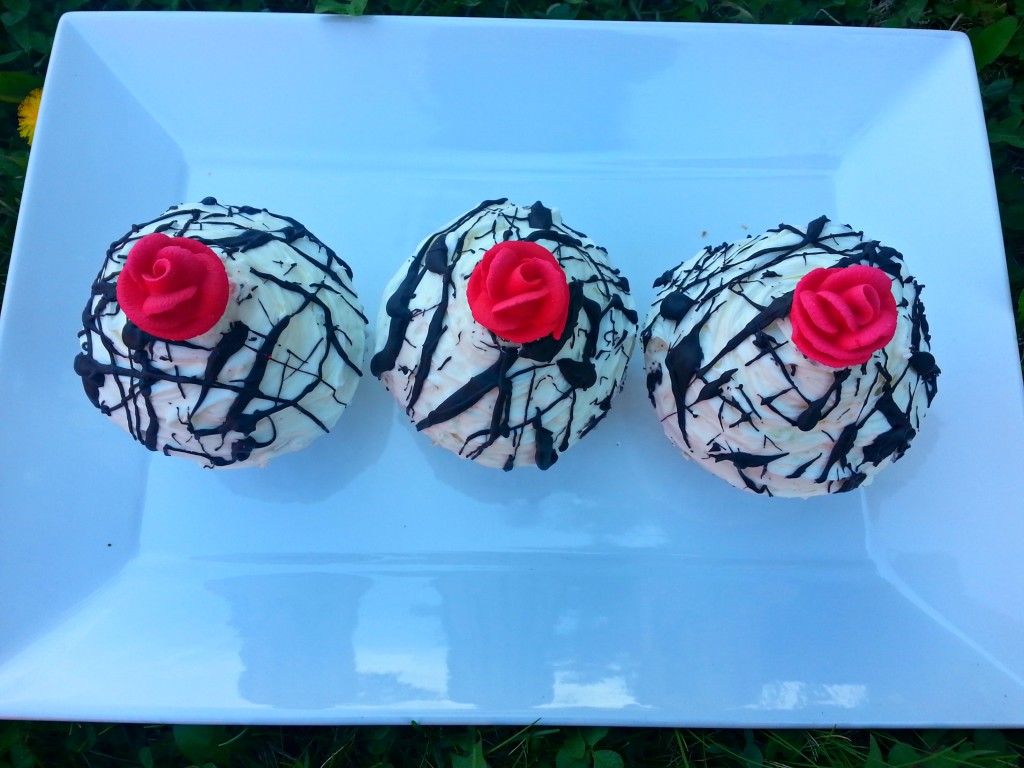 apple cinnamon cupcakes with roses