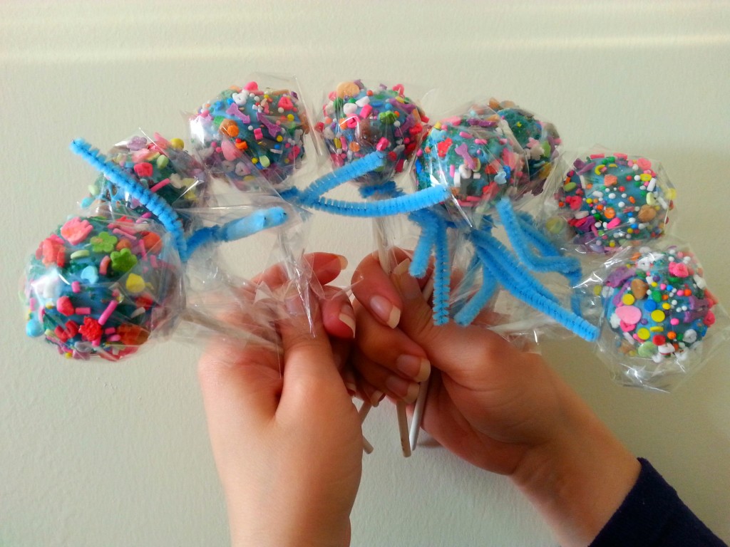 light blue decorative with sprinkles cakepops
