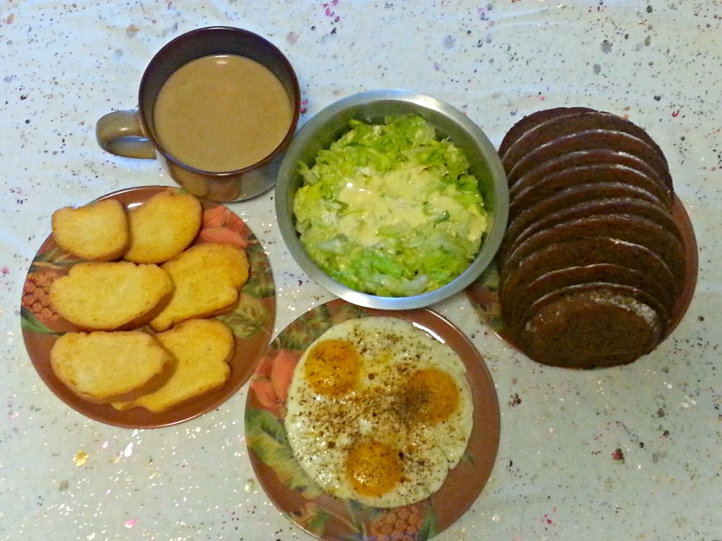 Sunny-Side-Up-Eggs with salad and coffee
